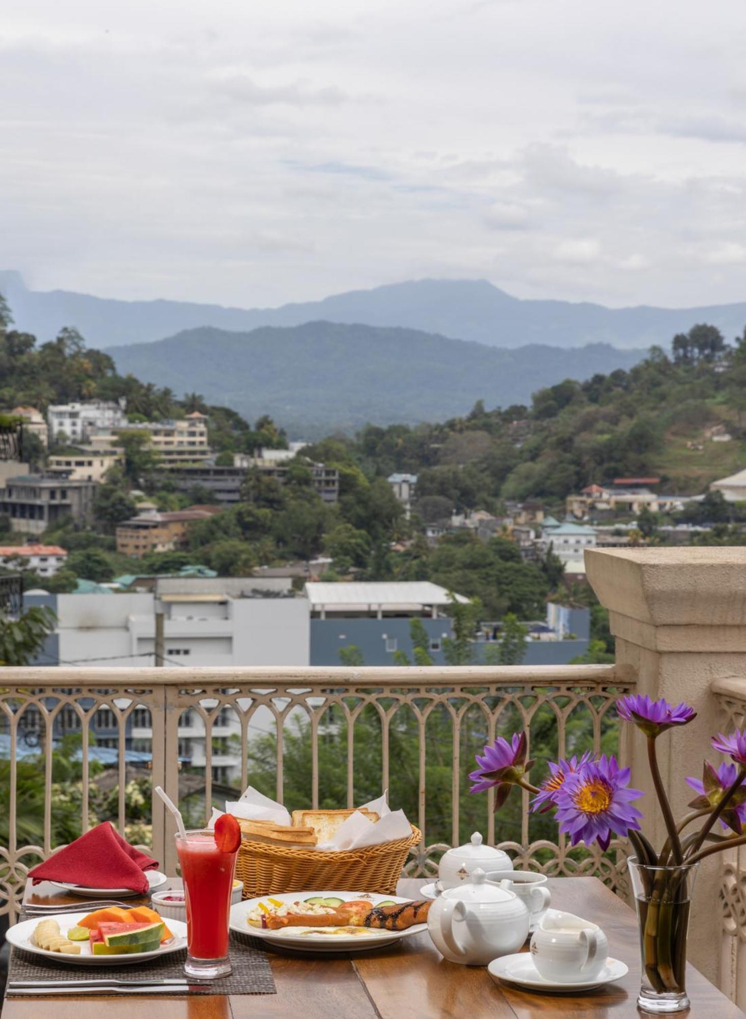 Hotel Cassendra Kandy Esterno foto